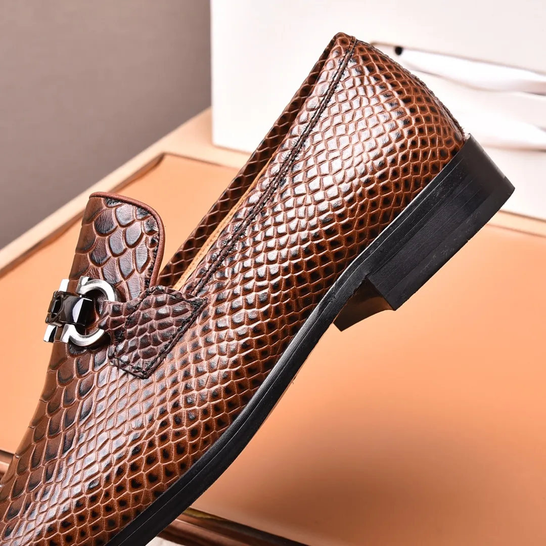 Men's shoes 💰540📛📛(water-dyed cowhide) Salvatore Ferragamo high-end (Salvatore Ferragamo) is the world's top luxury footwear brand. It comes from the fashion kingdom of Italy and is famous all over the world for its traditional handmade design and novel styles...🚶🏻🚶🏻New suit shoes are available simultaneously at the counter. This model is purely handmade. The fabric is imported from Italy's original first-layer cowhide. Soft water-dyed cowhide lining. Original authentic outsole🌀🌀Size: 38➖45